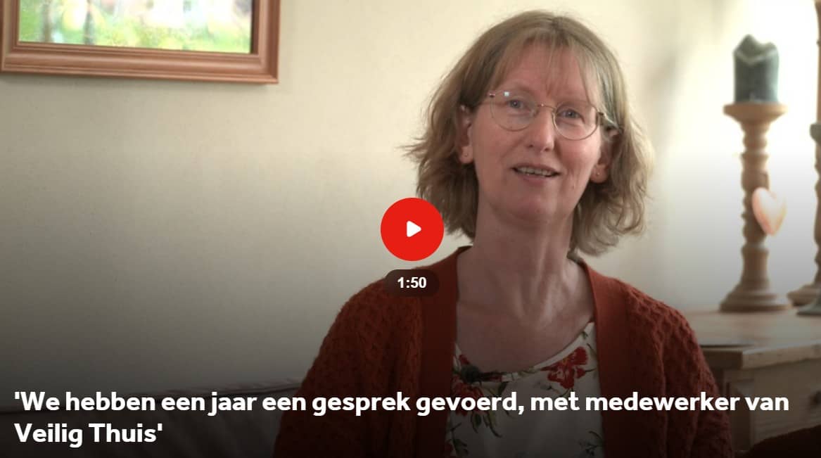 Beeld uit de video van de NOS waarop Miranda, moeder van een kind met ME/CVS, te zien is.