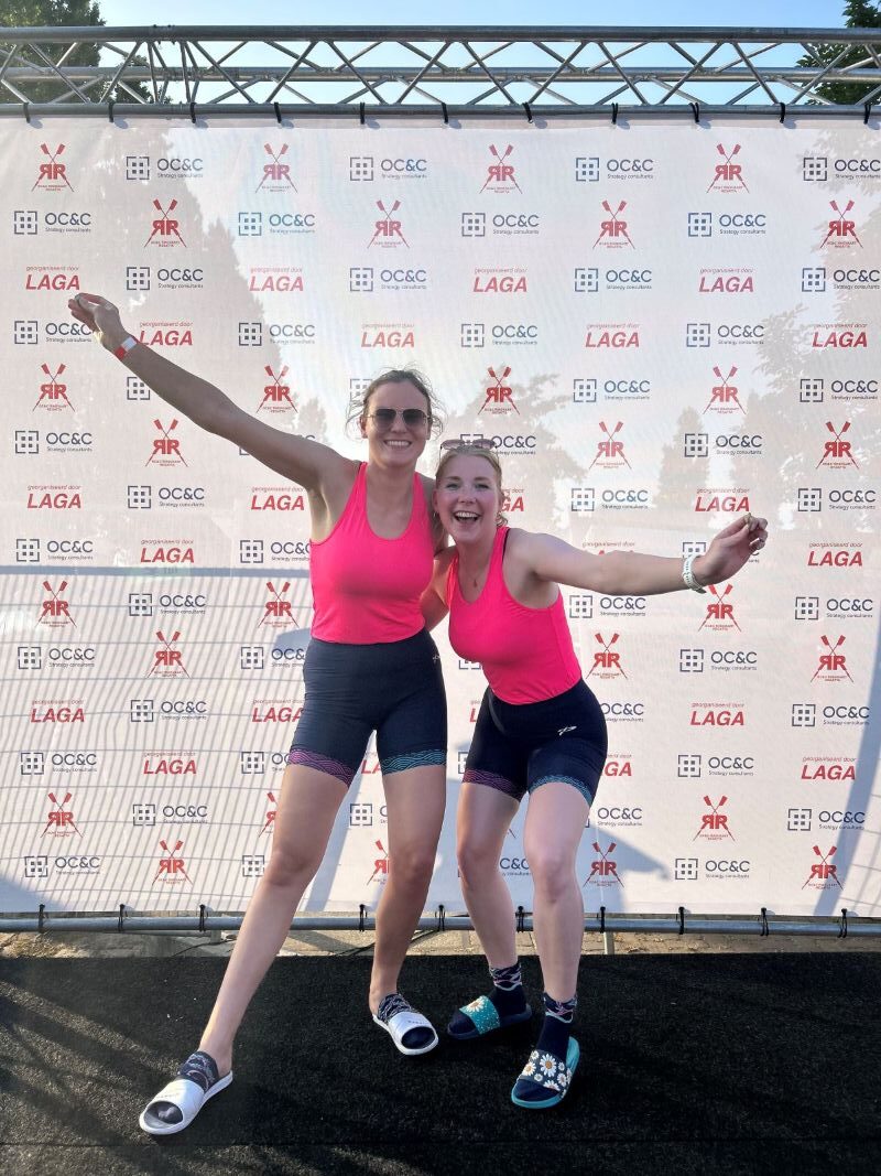 Inge en Denise juichend op het podium van de Ringvaart Regatta