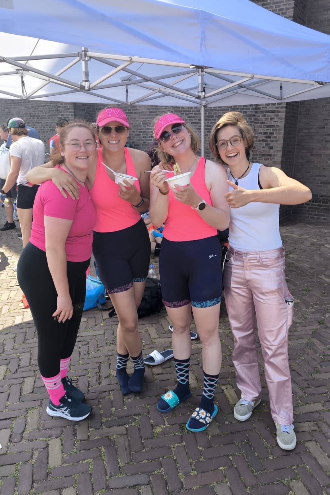 Inge en Denise, in het roze, op een groepsfoto waarbij ze koolhydraten aan het eten zijn.