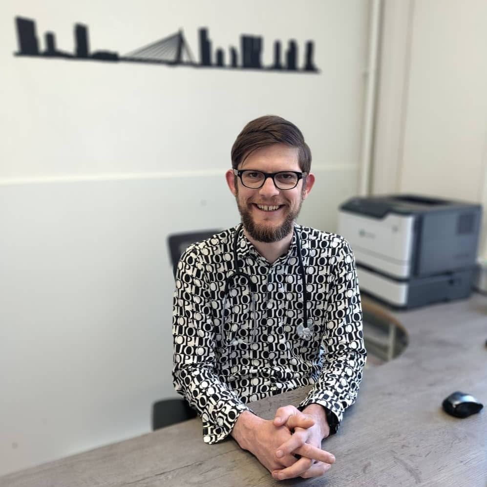 Huisarts Jelle Struik in zijn dokterspraktijk met een stethoscoop om zijn hals