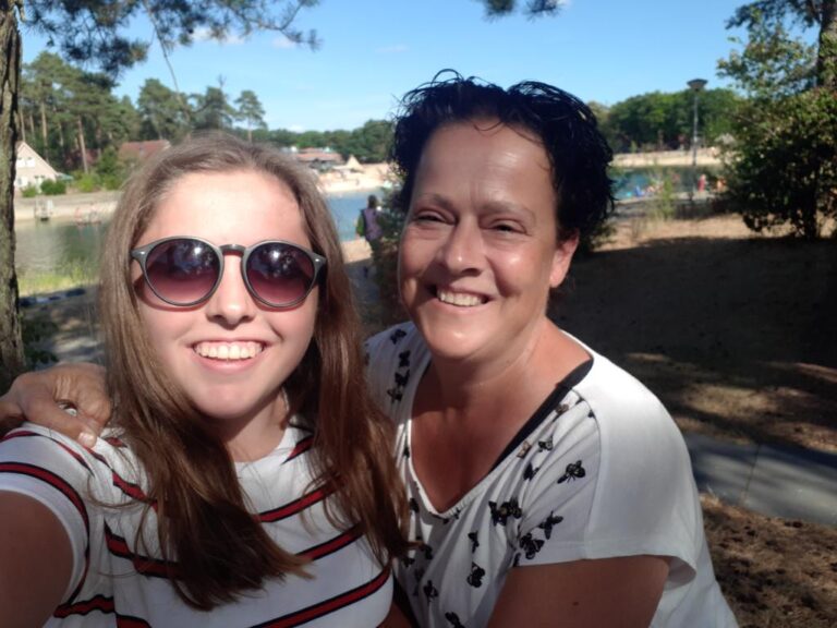 Dag en nacht zorgen vanuit liefde: ‘Elke keer als ik thuiskom denk ik: mijn Sanne ligt daarboven, stil en alleen’