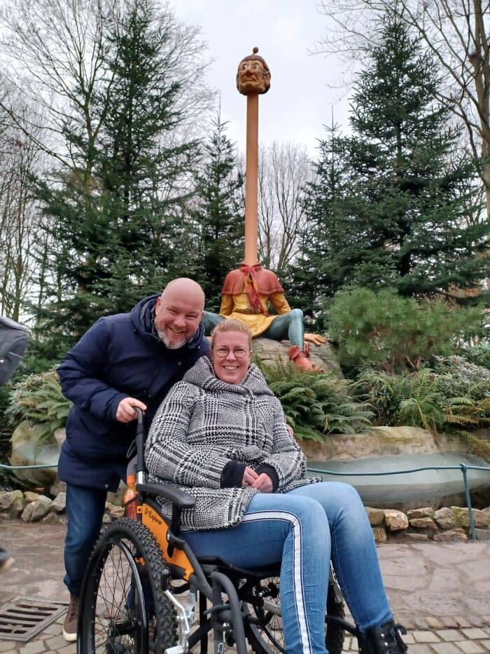Ramon en Annebeth in de Efteling, in haar rolstoel voor het sprookjesbosfiguur Langnek