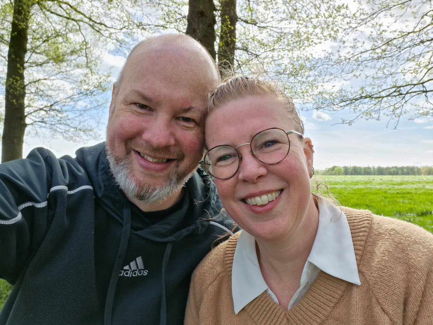 Mantelzorger Ramon en Annebeth, buiten lachend in de camera