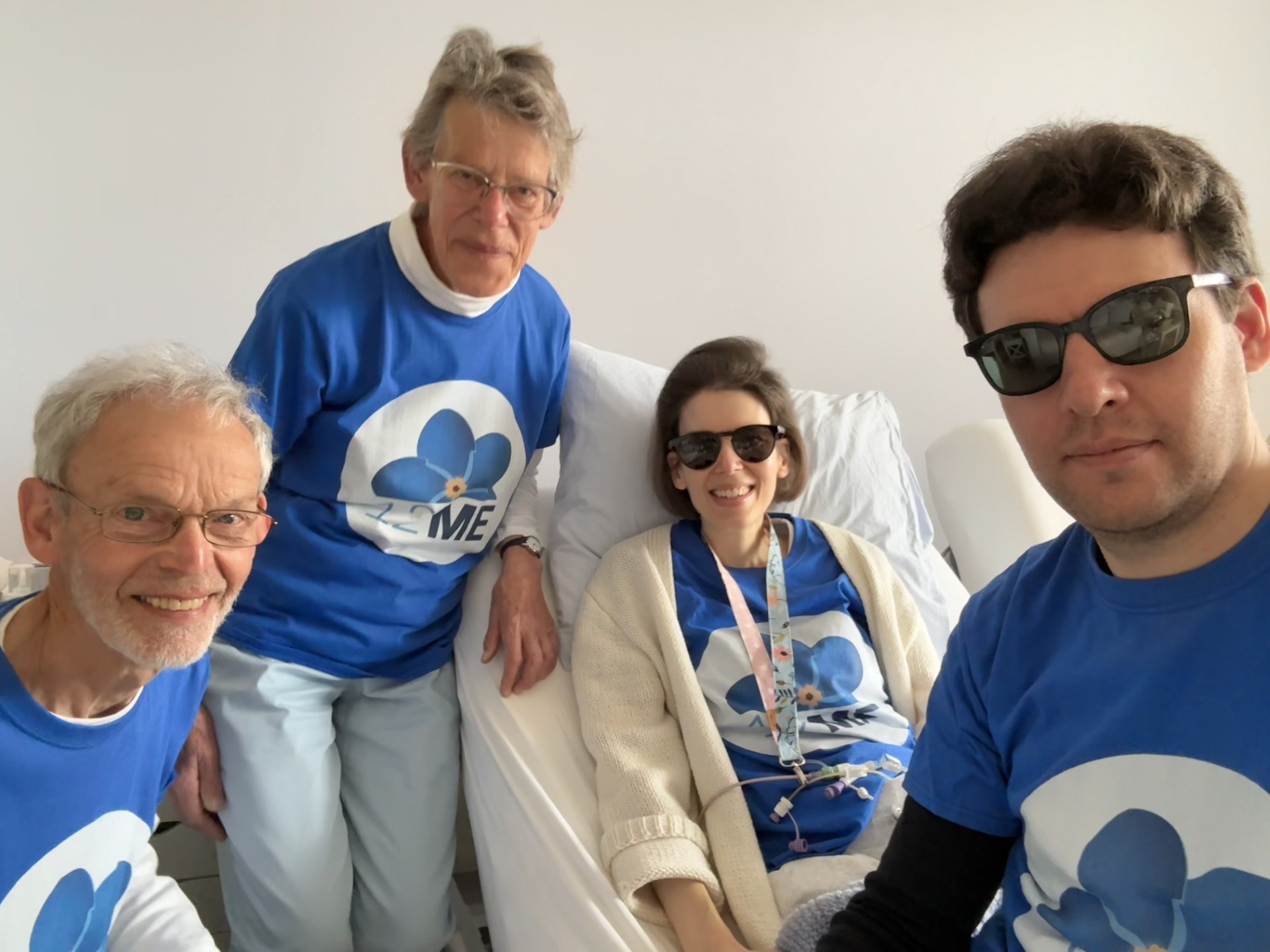 Evelien op bed samen met haar partner en haar ouders